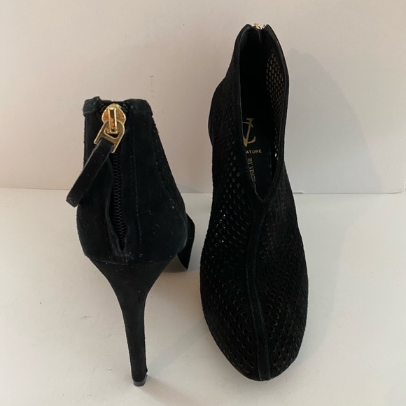 Vince Camuto sexy booty - Picture 5 of 5